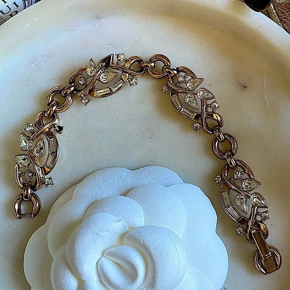 𝅺breathtaking vintage Trifari gold tone bracelet